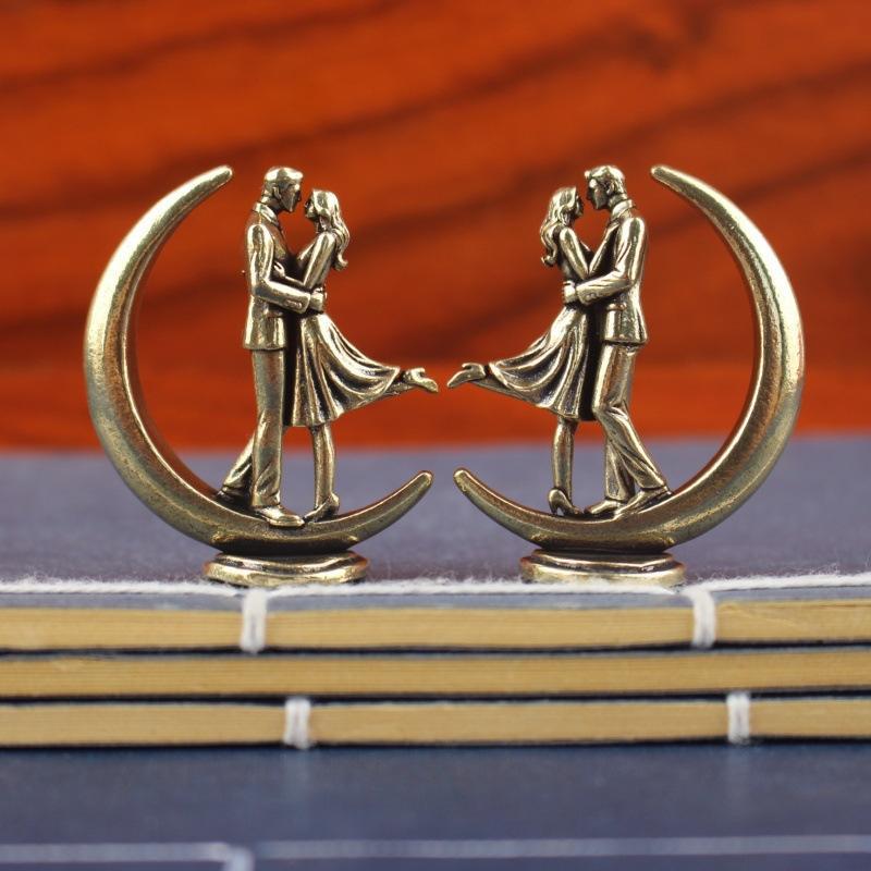 Solid Brass Couple Hugging Sta - огляд і ціна Resin Art Coffee Table